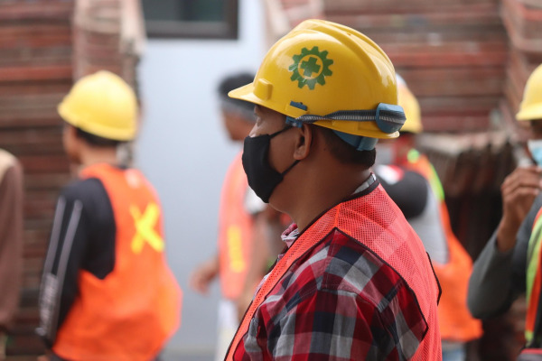 Tim proyek konstruksi di lapangan